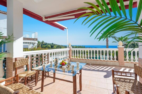 Outdoor dining - Villa Casa Jaska by Villa Plus (Urbanización Riviera Sol)