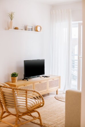 TV - FLH Caparica By the Sea with Balcony (Almada)