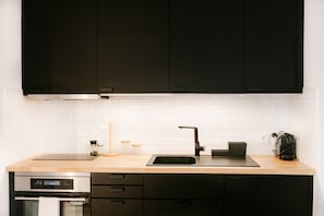 Coffee/tea maker, fridge, microwave, oven
