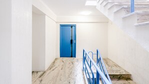 A staircase with marble steps leading to a blue door. - FLH Caparica By the Sea with Balcony (Almada)