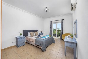 4 bedrooms, WiFi, bed sheets - Villa Casa Nina by Villa Plus (Quelfes)