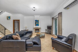 TV, table football - Villa Casa Nina by Villa Plus (Quelfes)