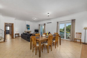 Dining - Villa Casa Nina by Villa Plus (Quelfes)