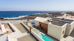 A rooftop pool with a view of the ocean and rocky coastline. - Villa Del Mar by Villa Plus (Caleta de Fustes)