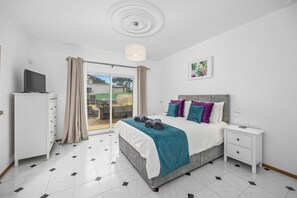 4 bedrooms, WiFi, bed sheets