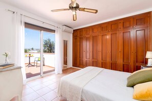 3 chambres, fer et planche à repasser, Wi-Fi gratuit, draps fournis