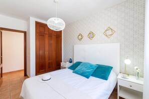 3 chambres, fer et planche à repasser, Wi-Fi gratuit, draps fournis