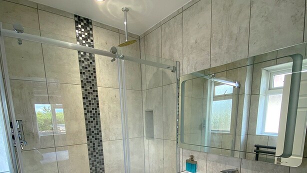 A modern bathroom with a glass-enclosed shower, a white sink, and a toilet. - Orchard house bed and breakfast (Swindon)