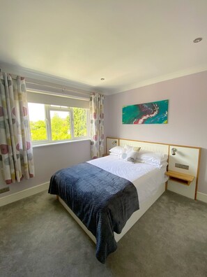 Desk, laptop workspace, blackout curtains, soundproofing - Orchard house bed and breakfast (Swindon)