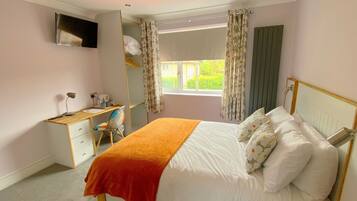 Basic Double or Twin Room | Desk, laptop workspace, blackout drapes, soundproofing