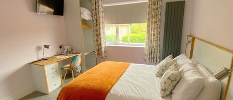 Basic Double or Twin Room | Desk, laptop workspace, blackout drapes, soundproofing