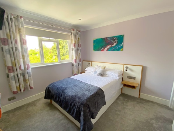 Desk, laptop workspace, blackout curtains, soundproofing - Orchard house bed and breakfast (Swindon)