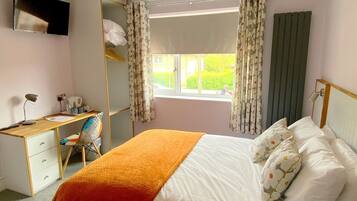 Basic Double or Twin Room | Desk, laptop workspace, blackout drapes, soundproofing