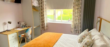 Basic Double or Twin Room | Desk, laptop workspace, blackout drapes, soundproofing