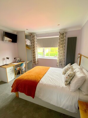 Escritorio, espacio para trabajar con laptop y cortinas blackout 