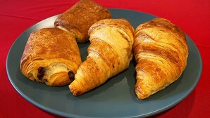 Three croissants on a blue plate. - Orchard house bed and breakfast (Swindon)