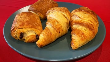 Café da manhã feito na hora grátis todos os dias