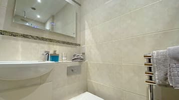 Basic Double or Twin Room | Bathroom | Free toiletries, hair dryer