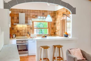 Mikrowelle, Geschirrspüler, Wasserkocher mit Kaffee-/Teezubehör