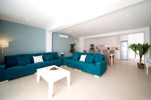 Smart TV - Villa Esmerad by Villa Plus (Playa Blanca)