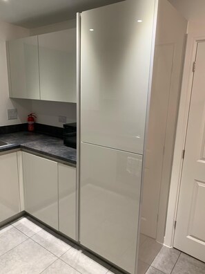 Casa | Cocina privada | Frigorífico, microondas, horno y placa de cocina