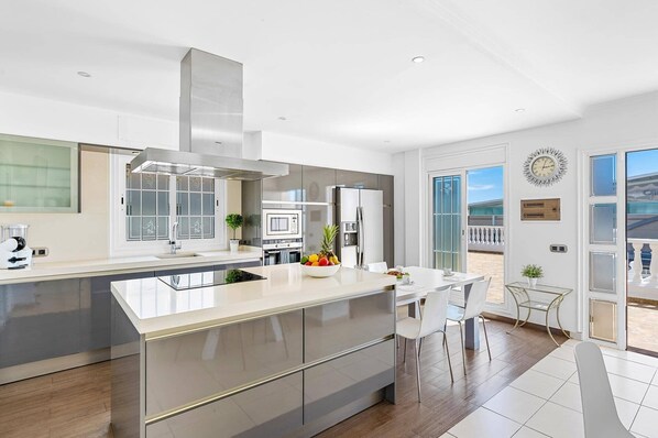 Microwave, dishwasher - Villa Favorita by Villa Plus (Adeje)