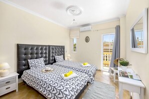 4 bedrooms, iron/ironing board, free WiFi, bed sheets
