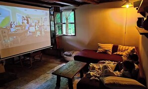 TV, books, music library, stereo - Balkans Serendipity - Artistic forest house (Nikolaevo)