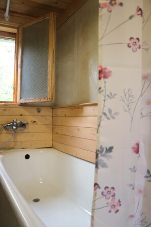 Shower, hair dryer, towels, soap - Balkans Serendipity - Artistic forest house (Nikolaevo)