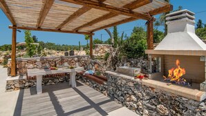 Outdoor dining - Villa Idalia Retreat by Villa Plus (Zakynthos)