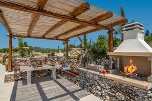 Outdoor dining - Villa Idalia Retreat by Villa Plus (Zakynthos)