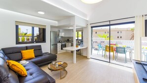 Un appartement moderne comprenant un salon, une cuisine et un balcon.