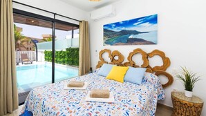 Une chambre avec un grand lit, une vue sur une piscine et un tableau représentant un paysage.