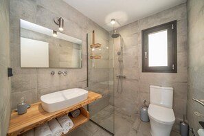 Secador de pelo y toallas