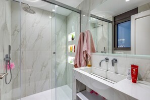 Hair dryer, towels - Villa Lela Seaview by Villa Plus (Chavgas)