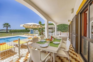 Outdoor dining - Villa Luis Gale by Villa Plus (Vale Rebelho)