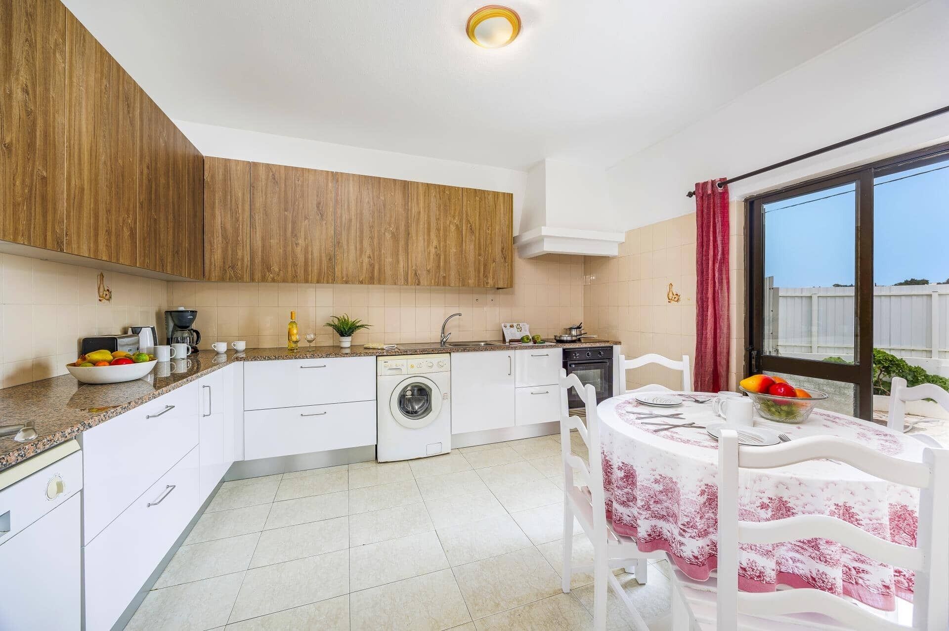 Een microgolfoven, een vaatwasser, een koffiezetapparaat/waterkoker