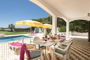 Outdoor dining - Villa Luis Gale by Villa Plus (Vale Rebelho)