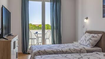 4 bedrooms, desk, WiFi, bed sheets