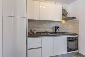 Mikrowelle, Geschirrspüler, Wasserkocher mit Kaffee-/Teezubehör