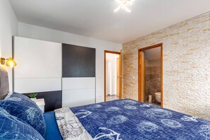 4 bedrooms, desk, WiFi, bed sheets