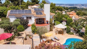 A villa with solar panels, a swimming pool, and a garden. - Villa Murales by Villa Plus (El Tosalet)