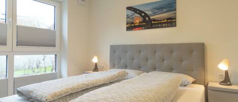 2 dormitorios, tabla de planchar con plancha, cuna de viaje