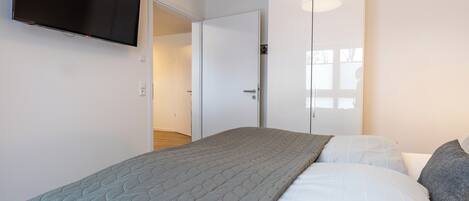 2 bedrooms, iron/ironing board, travel cot, free WiFi