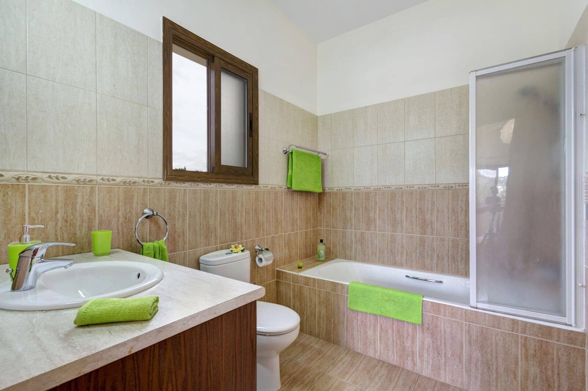 Ein Badezimmer mit Waschbecken, Toilette, Badewanne und Dusche.