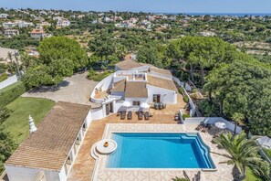 A residential property with a swimming pool, outdoor seating, and a view of the surrounding neighborhood. - Villa Pinehill by Villa Plus (Praia do Carvoeiro)
