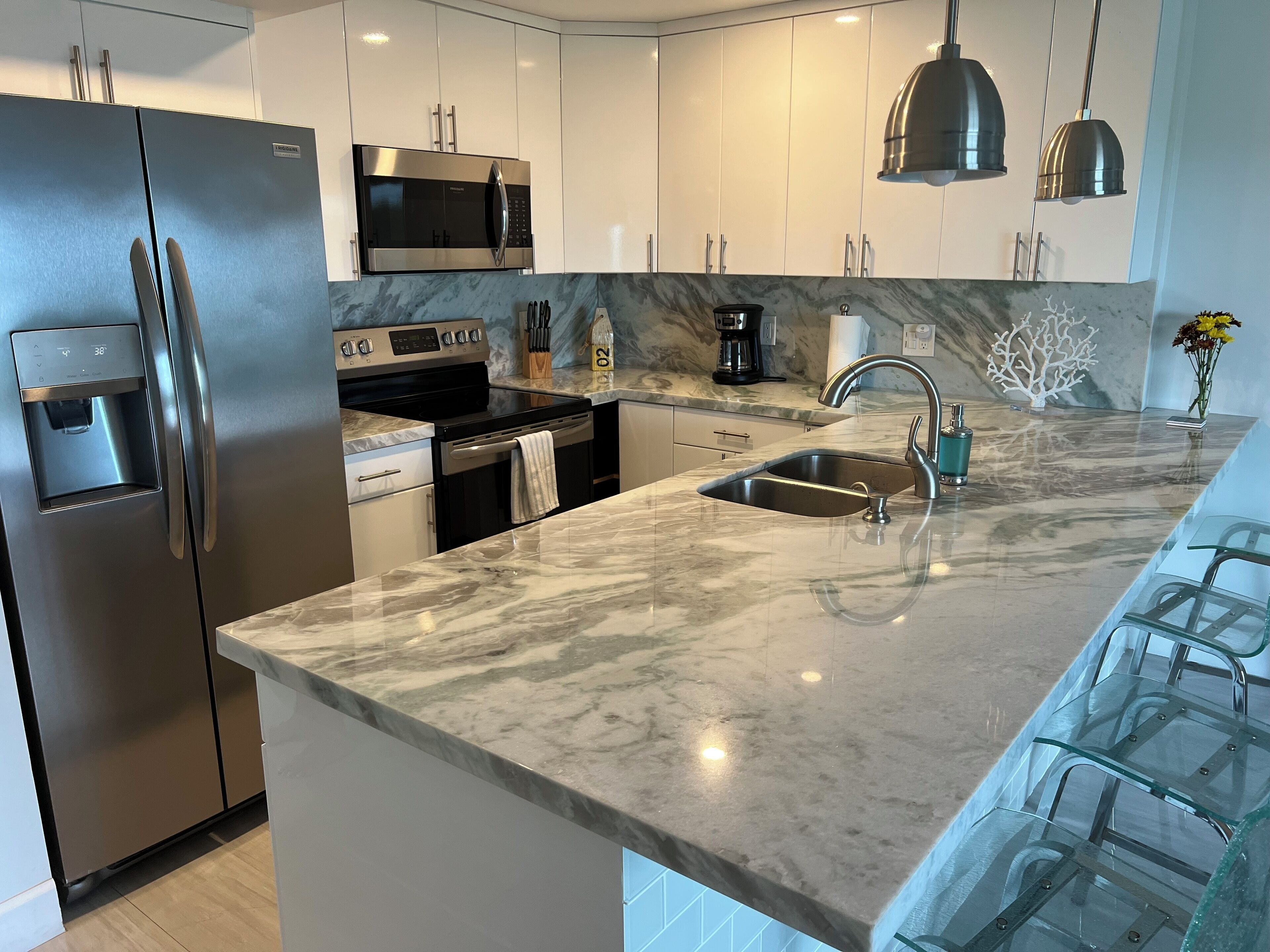 Kjøleskap, mikrobølgeovn, ovn og kokeplater