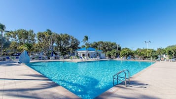 Una piscina al aire libre, una piscina climatizada