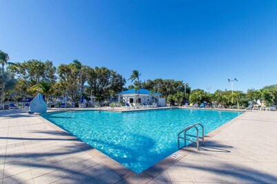Relax in your one bedroom Oceanfront Suite in Tavernier FL. Florida Keys.