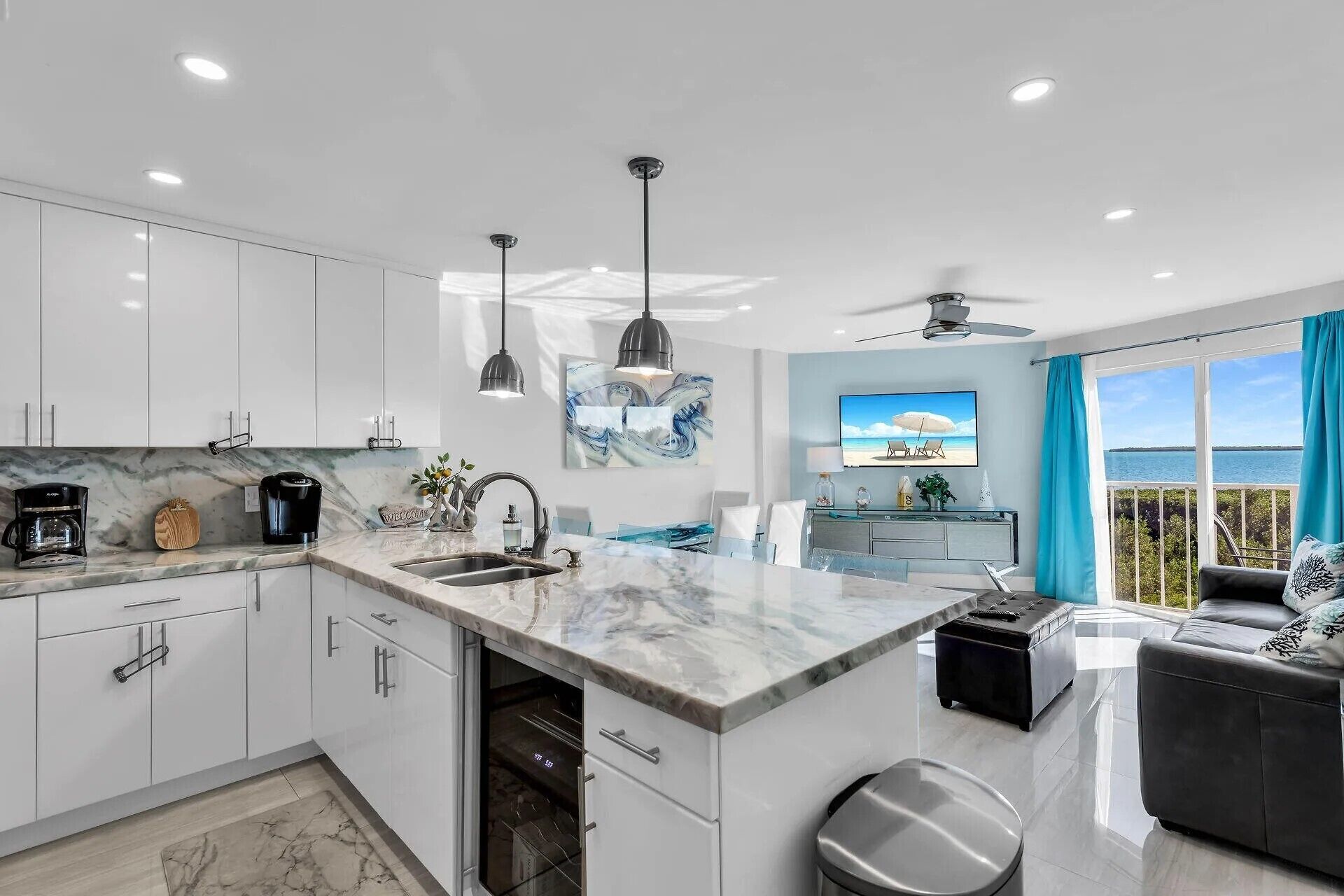 Relax in your one bedroom Oceanfront Suite in Tavernier FL. Florida Keys.